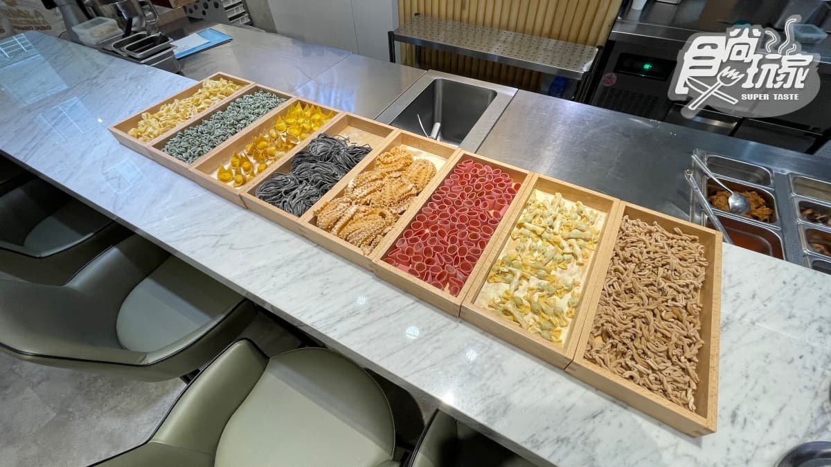 【新開店】訂位要等一個月!台北最夯8色麵餐館,必點蛤蜊墨魚吉他麵、公主波浪麵 【新開店】訂位要等一個月!台北最夯8色麵餐館,必點蛤蜊墨魚吉他麵、公主波浪麵