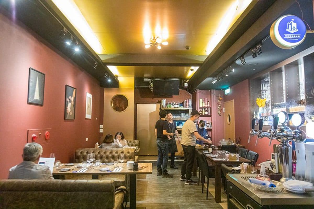 台法融合的好滋味!東區隱藏版餐酒館必喝黃金雞湯三重奏,超有哏竹炭絲瓜別處吃不到 台法融合的好滋味!東區隱藏版餐酒館必喝黃金雞湯三重奏,超有哏竹炭絲瓜別處吃不到