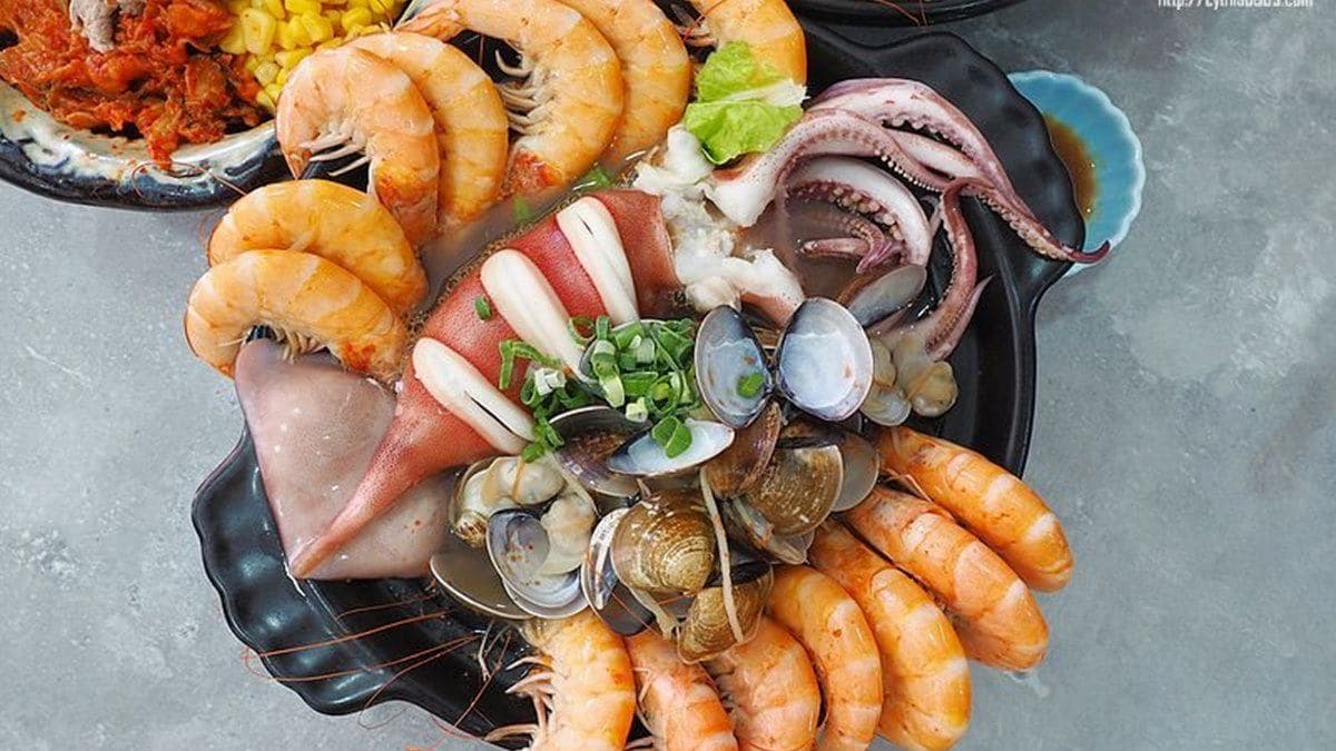 海鮮控暴動啦!中壢「痛風麵」能吃到一整隻大魷魚,滿滿鮮蝦、蛤蜊湯頭超甘甜