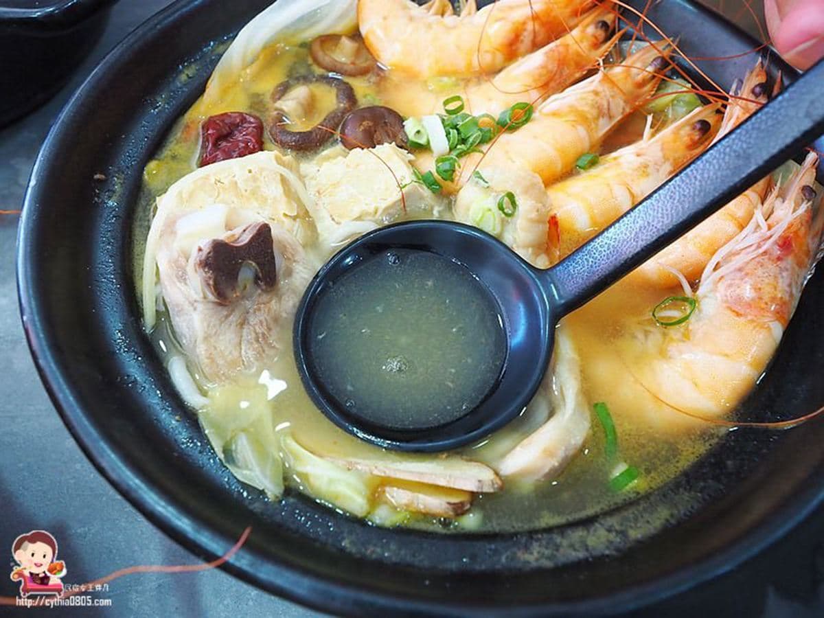 海鮮控暴動啦!中壢「痛風麵」能吃到一整隻大魷魚,滿滿鮮蝦、蛤蜊湯頭超甘甜 海鮮控暴動啦!中壢「痛風麵」能吃到一整隻大魷魚,滿滿鮮蝦、蛤蜊湯頭超甘甜