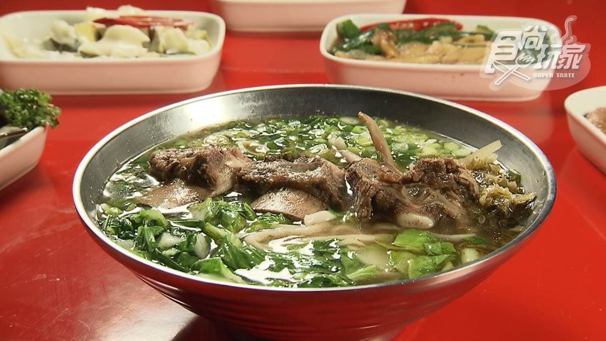 超霸氣!大分量牛肉麵爽嗑整塊「牛龍骨」,嗜辣者必加「危險」辣椒醬