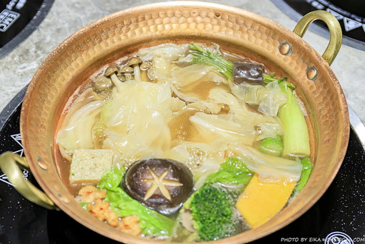 網美鍋控衝台中!超夢幻玻璃教堂竟是火鍋店,必點每日直送牛奶湯搭大理石紋翼板牛 網美鍋控衝台中!超夢幻玻璃教堂竟是火鍋店,必點每日直送牛奶湯搭大理石紋翼板牛
