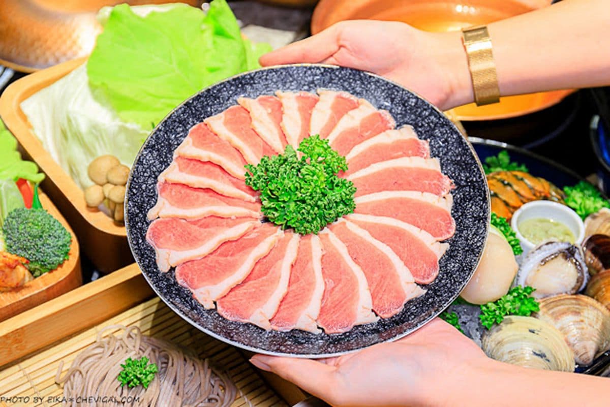網美鍋控衝台中!超夢幻玻璃教堂竟是火鍋店,必點每日直送牛奶湯搭大理石紋翼板牛 網美鍋控衝台中!超夢幻玻璃教堂竟是火鍋店,必點每日直送牛奶湯搭大理石紋翼板牛