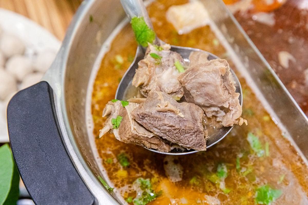 小孩子才做選擇!三重老店羊肉爐也有麻辣鴛鴦鍋,必點爆量羊骨髓吸得超過癮 小孩子才做選擇!三重老店羊肉爐也有麻辣鴛鴦鍋,必點爆量羊骨髓吸得超過癮