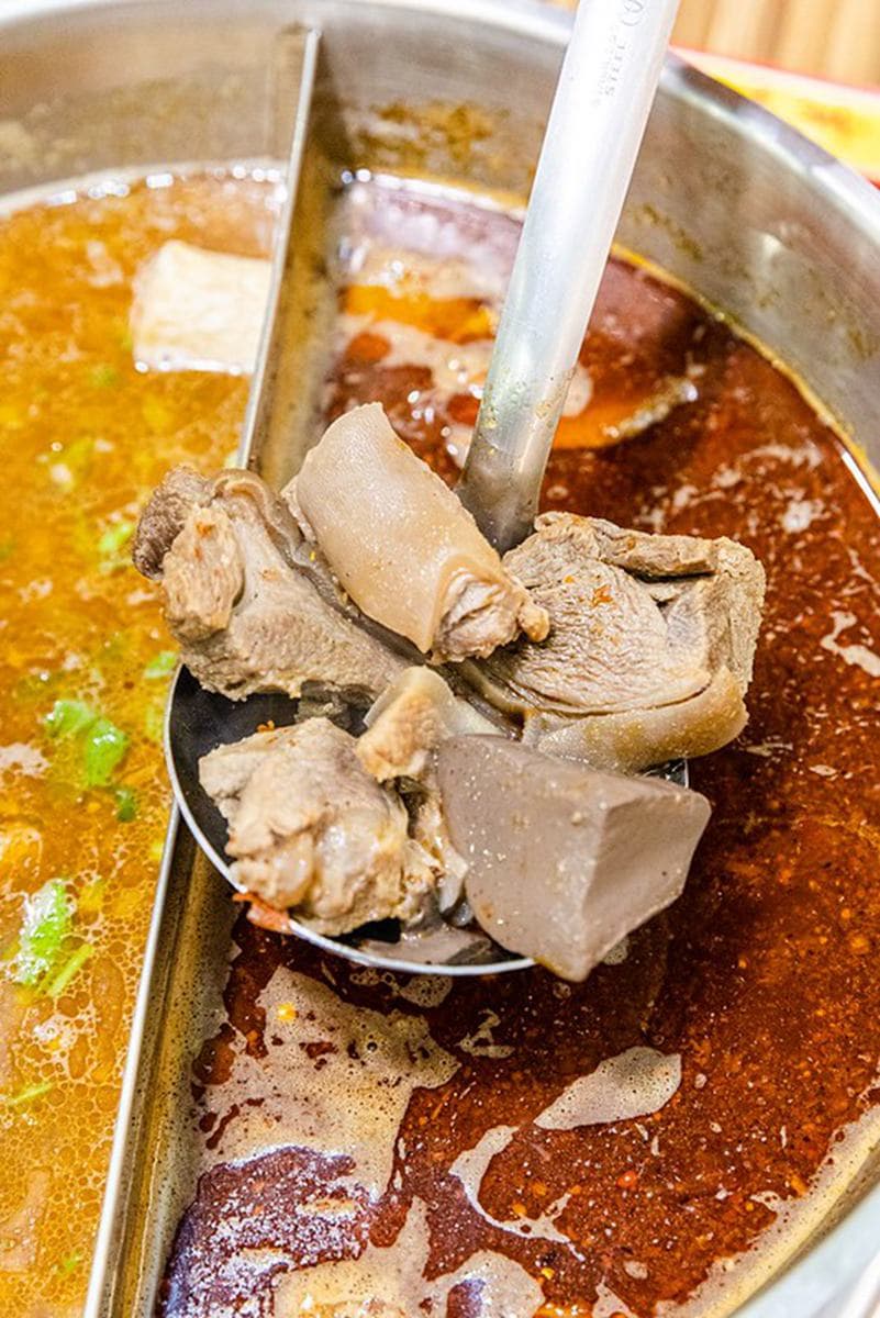 小孩子才做選擇!三重老店羊肉爐也有麻辣鴛鴦鍋,必點爆量羊骨髓吸得超過癮 小孩子才做選擇!三重老店羊肉爐也有麻辣鴛鴦鍋,必點爆量羊骨髓吸得超過癮