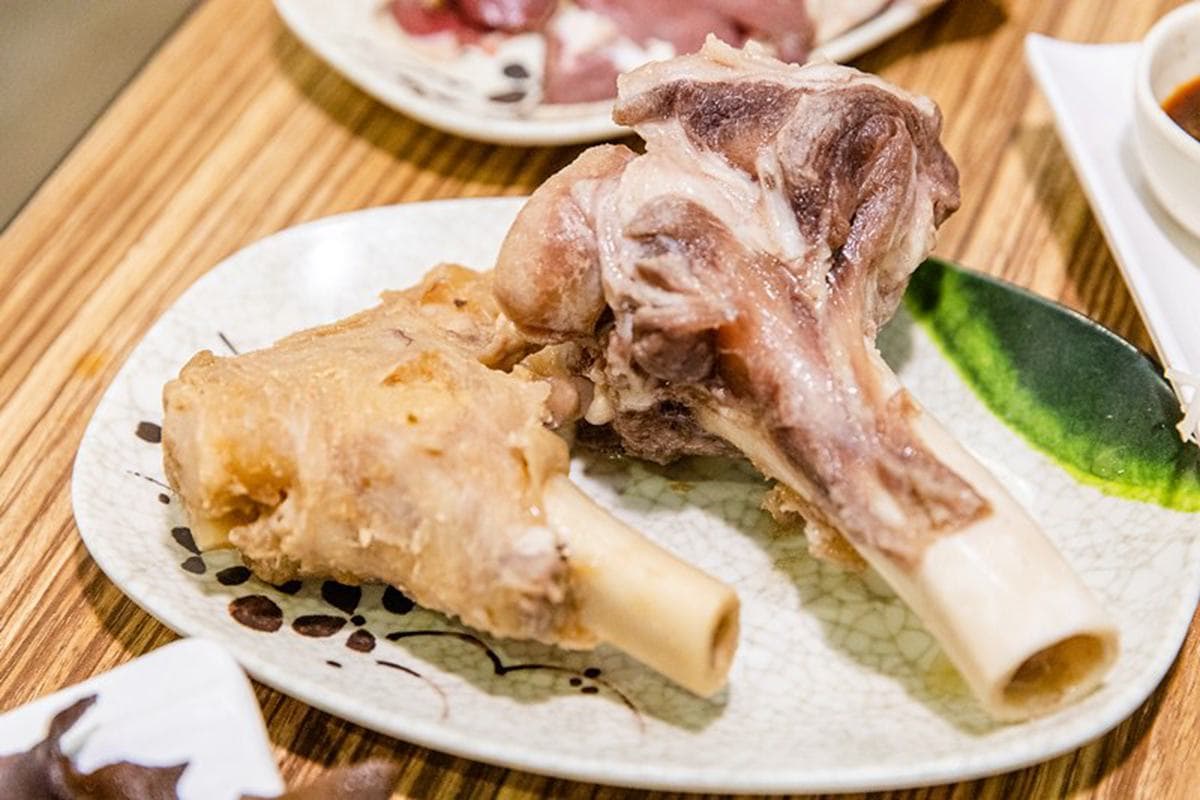 小孩子才做選擇!三重老店羊肉爐也有麻辣鴛鴦鍋,必點爆量羊骨髓吸得超過癮 小孩子才做選擇!三重老店羊肉爐也有麻辣鴛鴦鍋,必點爆量羊骨髓吸得超過癮
