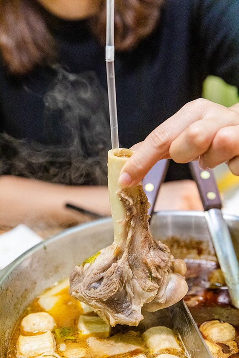 小孩子才做選擇!三重老店羊肉爐也有麻辣鴛鴦鍋,必點爆量羊骨髓吸得超過癮 小孩子才做選擇!三重老店羊肉爐也有麻辣鴛鴦鍋,必點爆量羊骨髓吸得超過癮