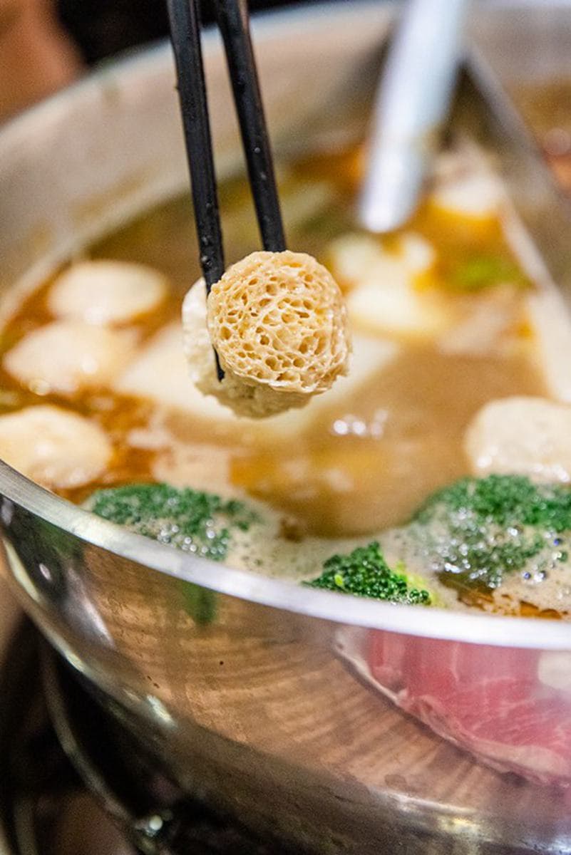 小孩子才做選擇!三重老店羊肉爐也有麻辣鴛鴦鍋,必點爆量羊骨髓吸得超過癮 小孩子才做選擇!三重老店羊肉爐也有麻辣鴛鴦鍋,必點爆量羊骨髓吸得超過癮