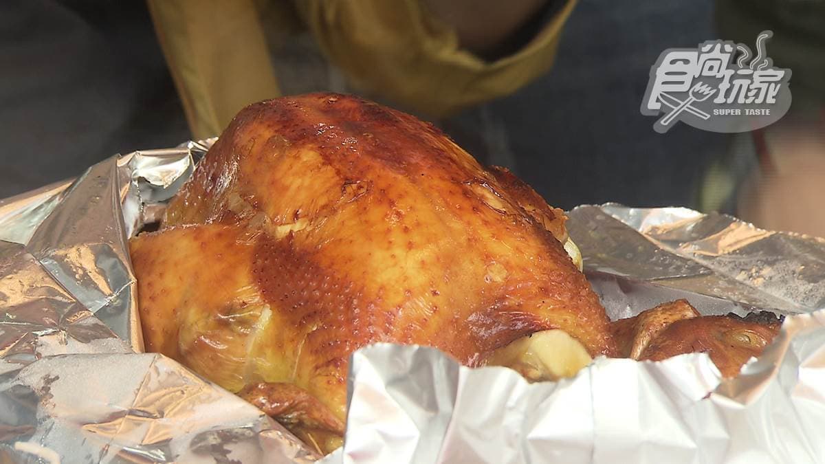 在地人氣王!花蓮「現烤桶仔雞」金黃焦脆還會滴汁,沒預約要等45分鐘