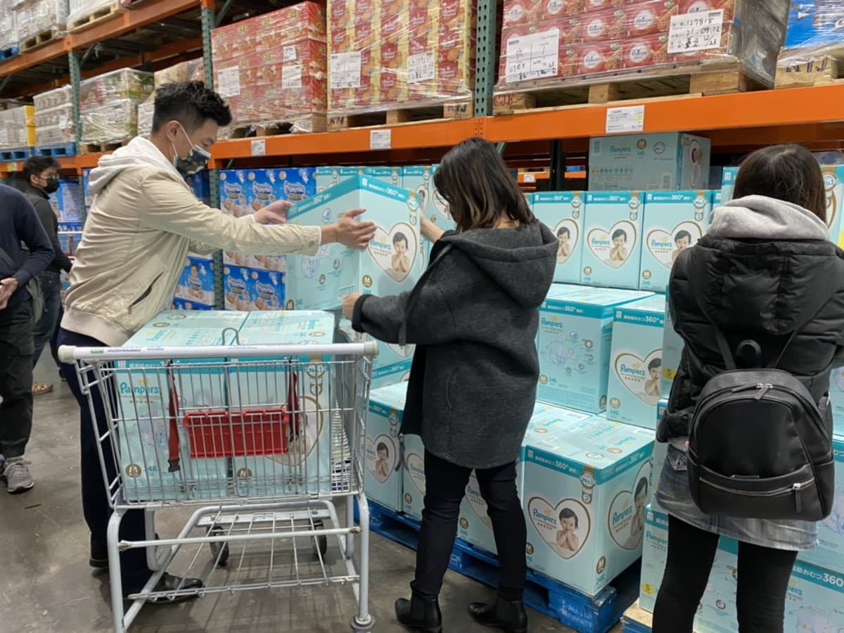 好市多再爆「尿布堆箱搬運潮」 網讚:每卡限購20箱人人買得到 好市多再爆「尿布堆箱搬運潮」 網讚:每卡限購20箱人人買得到