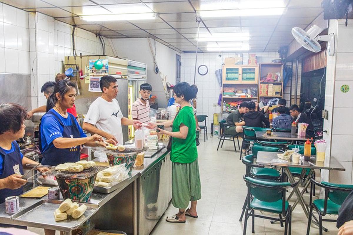 沒吃過不算在地人!東港消夜唯一指定「烤饅頭」是這家,乳瑪琳、煉乳雙重奏超邪惡 沒吃過不算在地人!東港消夜唯一指定「烤饅頭」是這家,乳瑪琳、煉乳雙重奏超邪惡