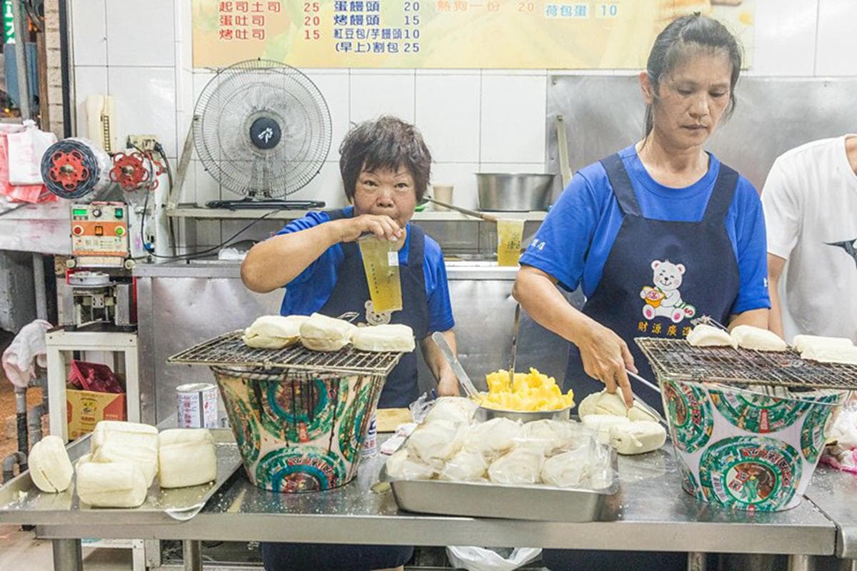沒吃過不算在地人!東港消夜唯一指定「烤饅頭」是這家,乳瑪琳、煉乳雙重奏超邪惡 沒吃過不算在地人!東港消夜唯一指定「烤饅頭」是這家,乳瑪琳、煉乳雙重奏超邪惡