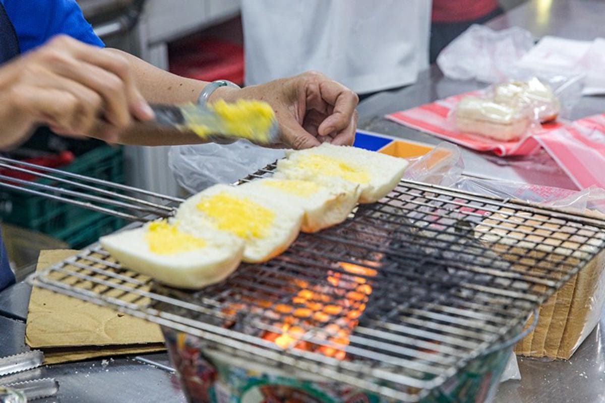 沒吃過不算在地人!東港消夜唯一指定「烤饅頭」是這家,乳瑪琳、煉乳雙重奏超邪惡 沒吃過不算在地人!東港消夜唯一指定「烤饅頭」是這家,乳瑪琳、煉乳雙重奏超邪惡