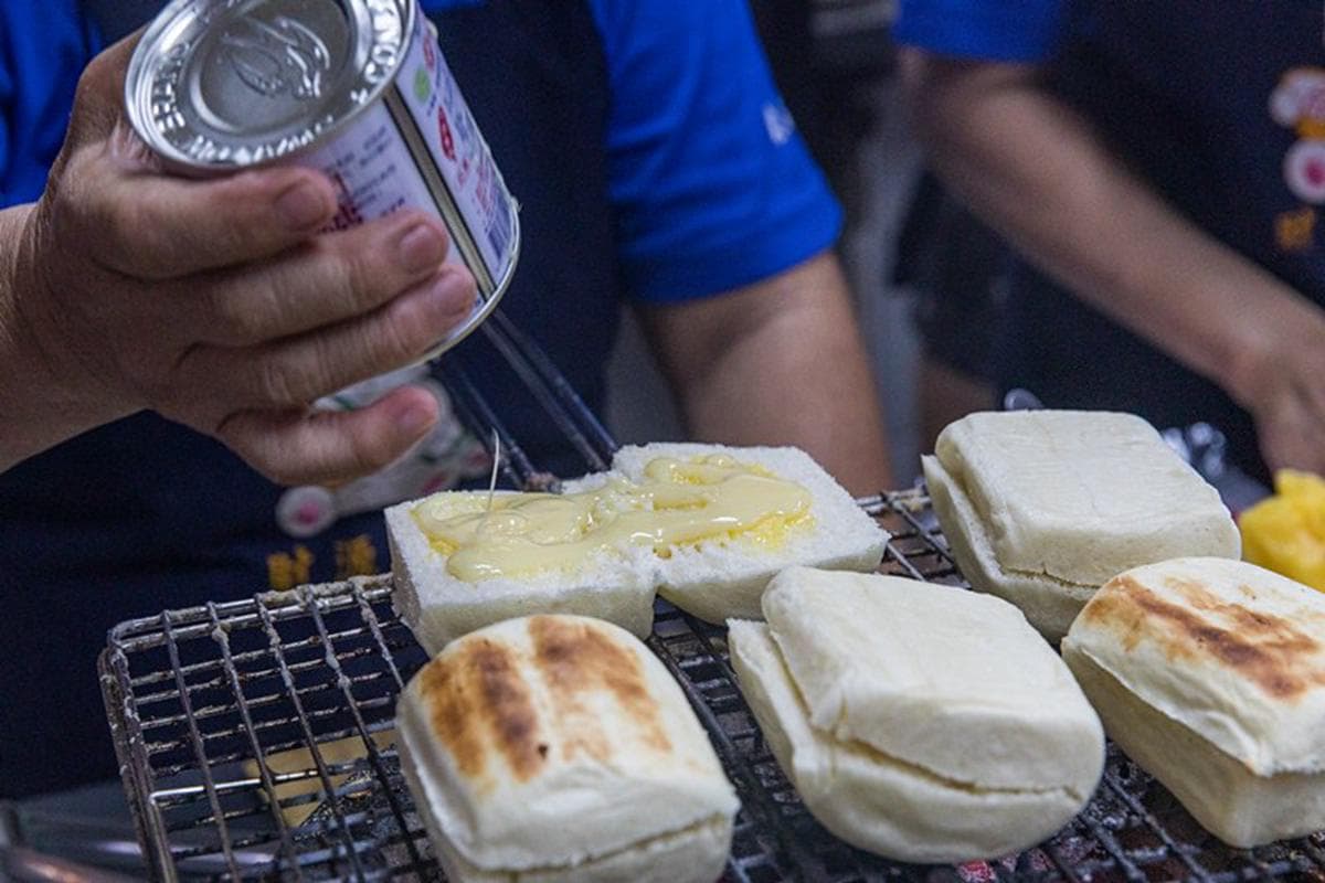 沒吃過不算在地人!東港消夜唯一指定「烤饅頭」是這家,乳瑪琳、煉乳雙重奏超邪惡 沒吃過不算在地人!東港消夜唯一指定「烤饅頭」是這家,乳瑪琳、煉乳雙重奏超邪惡