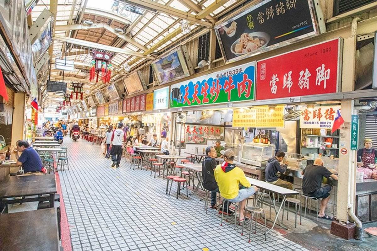 飄香一甲子!萬華老字號當歸豬腳連瘦肉都入口即化,隱藏版「豬腳三吃」內行才知道 飄香一甲子!萬華老字號當歸豬腳連瘦肉都入口即化,隱藏版「豬腳三吃」內行才知道