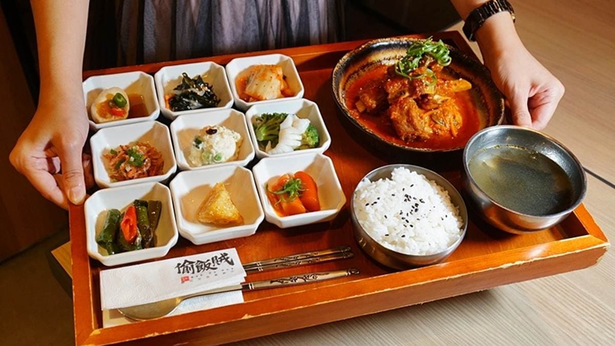 平板點餐一個人也能吃!韓式定食配九宮格小菜,泡菜燉豬排軟嫩入味超下飯