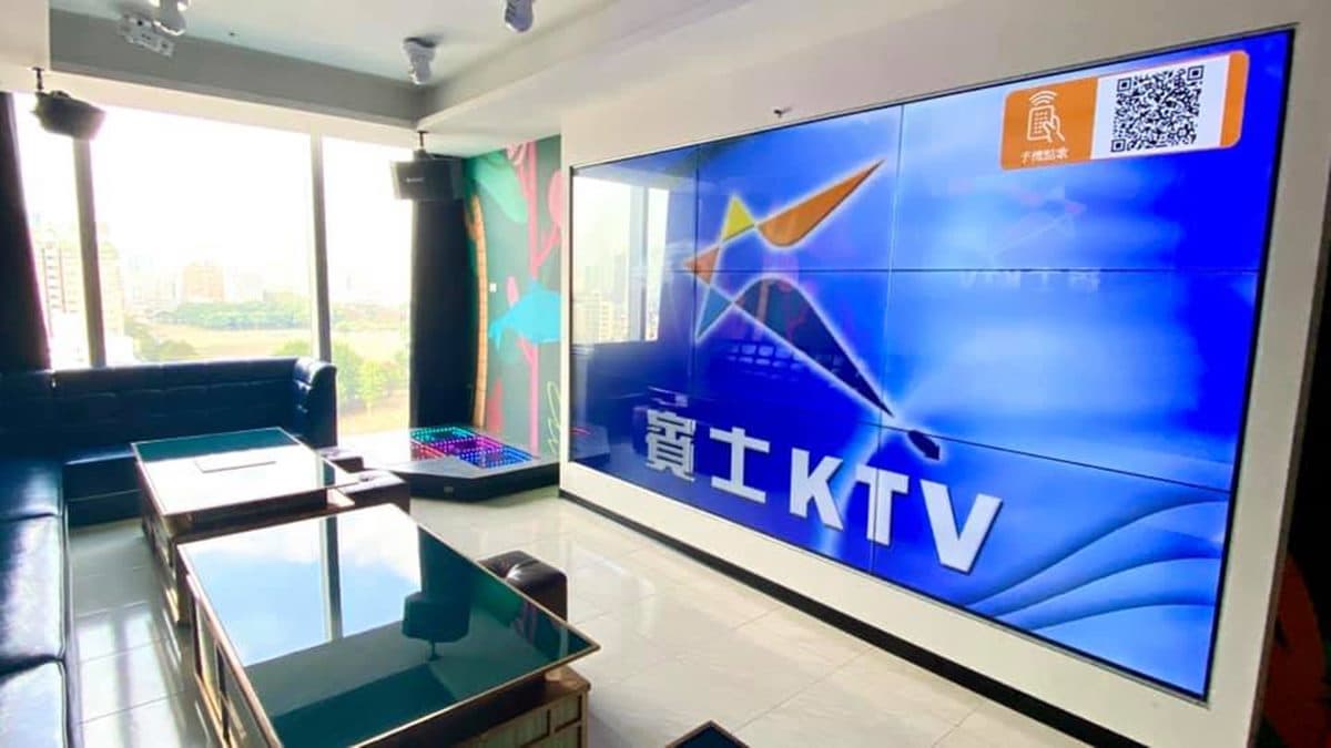 台南首間在百貨的KTV!55吋大電視牆+邊唱邊吃火鍋超狂,還有叢林房、旋轉木馬房可選 台南首間在百貨的KTV!55吋大電視牆+邊唱邊吃火鍋超狂,還有叢林房、旋轉木馬房可選