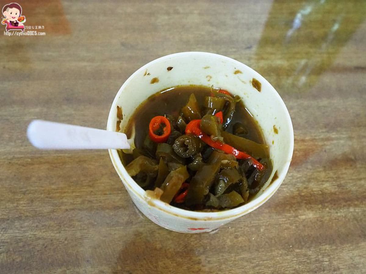 真的佛心價!龍岡老麵店半筋半肉牛肉麵1碗只要70元,銷魂骨頭肉入口即化也必點 真的佛心價!龍岡老麵店半筋半肉牛肉麵1碗只要70元,銷魂骨頭肉入口即化也必點