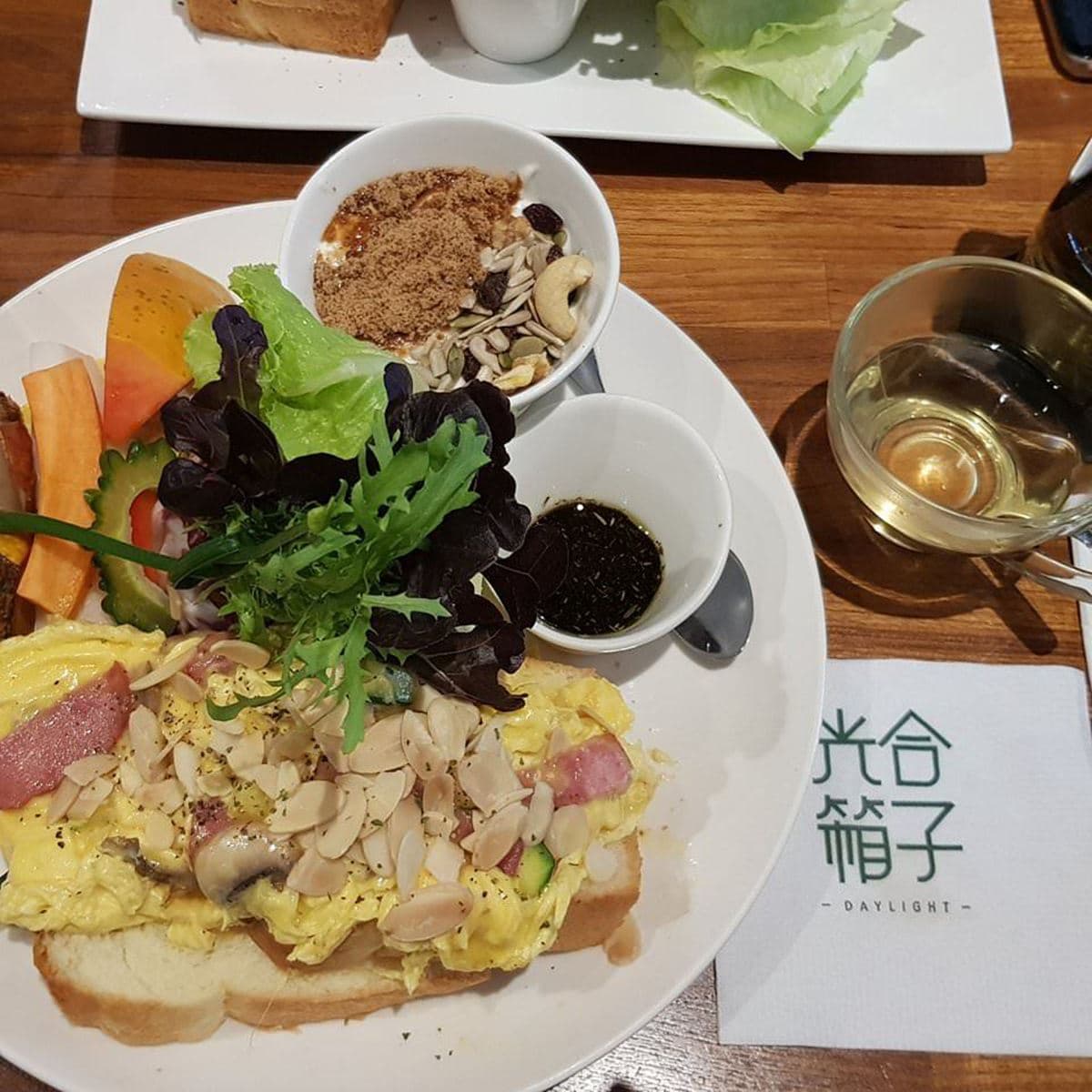 外國人也說讚!華山人氣早午餐吃得到滿滿烤蔬菜,必點法式脆皮女士、奶油培根菇菇蛋 外國人也說讚!華山人氣早午餐吃得到滿滿烤蔬菜,必點法式脆皮女士、奶油培根菇菇蛋