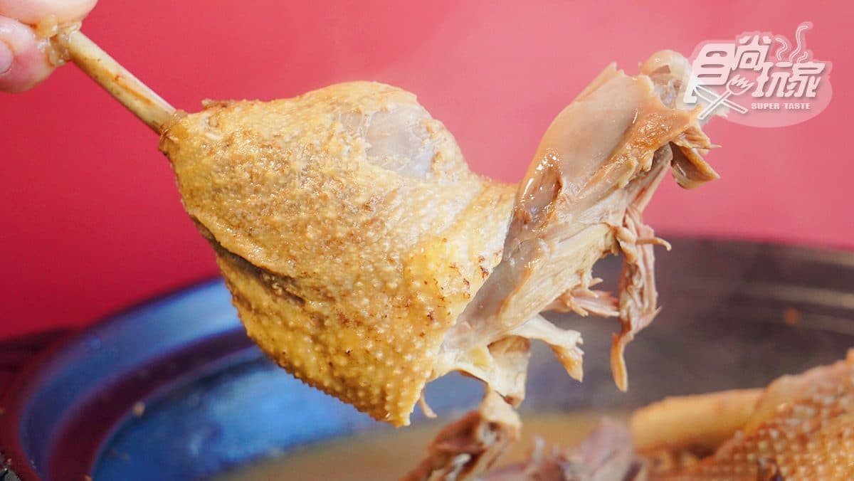 食尚玩家獨賣!春節必喝「茶樹菇老鴨煲」豪邁放入半隻鴨肉,加碼喝「鮑魚佛跳牆」 食尚玩家獨賣!春節必喝「茶樹菇老鴨煲」豪邁放入半隻鴨肉,加碼喝「鮑魚佛跳牆」