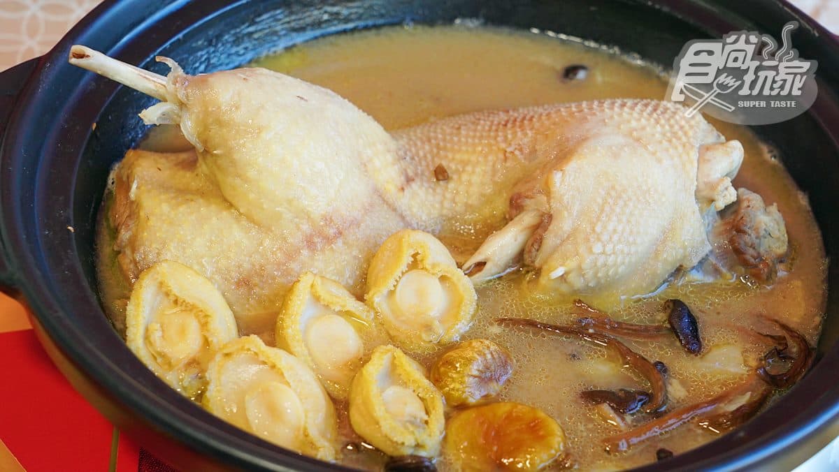 食尚玩家獨賣!春節必喝「茶樹菇老鴨煲」豪邁放入半隻鴨肉,加碼喝「鮑魚佛跳牆」 食尚玩家獨賣!春節必喝「茶樹菇老鴨煲」豪邁放入半隻鴨肉,加碼喝「鮑魚佛跳牆」