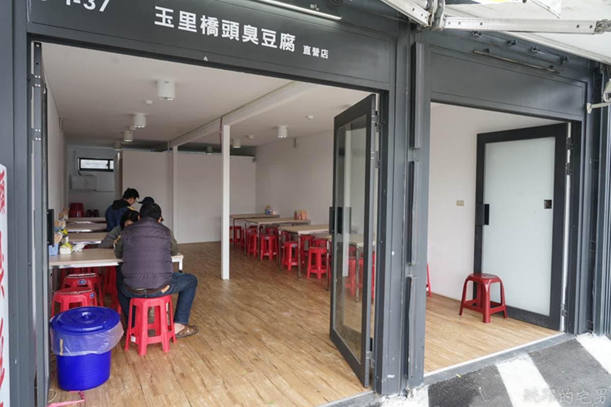 花蓮貨櫃屋美食+1!最夯臭豆腐外酥內嫩,搭九層塔、蘿蔔絲泡菜超對味 花蓮貨櫃屋美食+1!最夯臭豆腐外酥內嫩,搭九層塔、蘿蔔絲泡菜超對味
