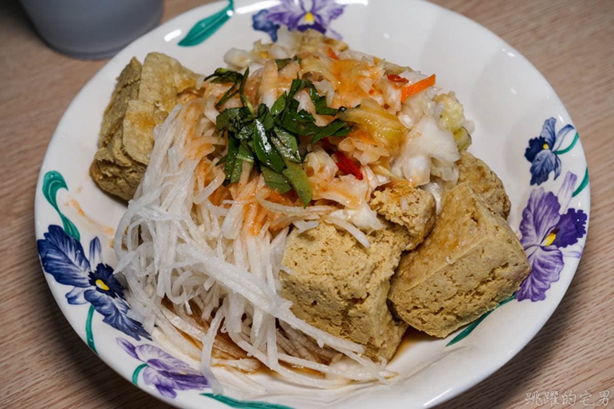 花蓮貨櫃屋美食+1!最夯臭豆腐外酥內嫩,搭九層塔、蘿蔔絲泡菜超對味 花蓮貨櫃屋美食+1!最夯臭豆腐外酥內嫩,搭九層塔、蘿蔔絲泡菜超對味