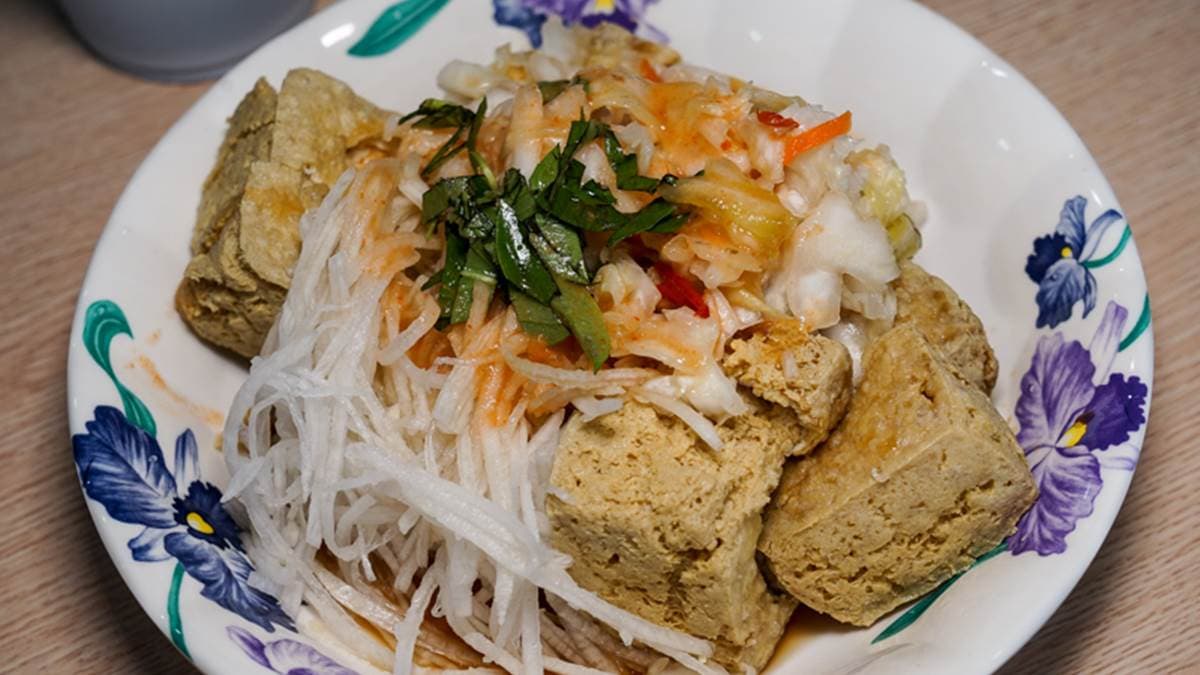 花蓮貨櫃屋美食+1!最夯臭豆腐外酥內嫩,搭九層塔、蘿蔔絲泡菜超對味