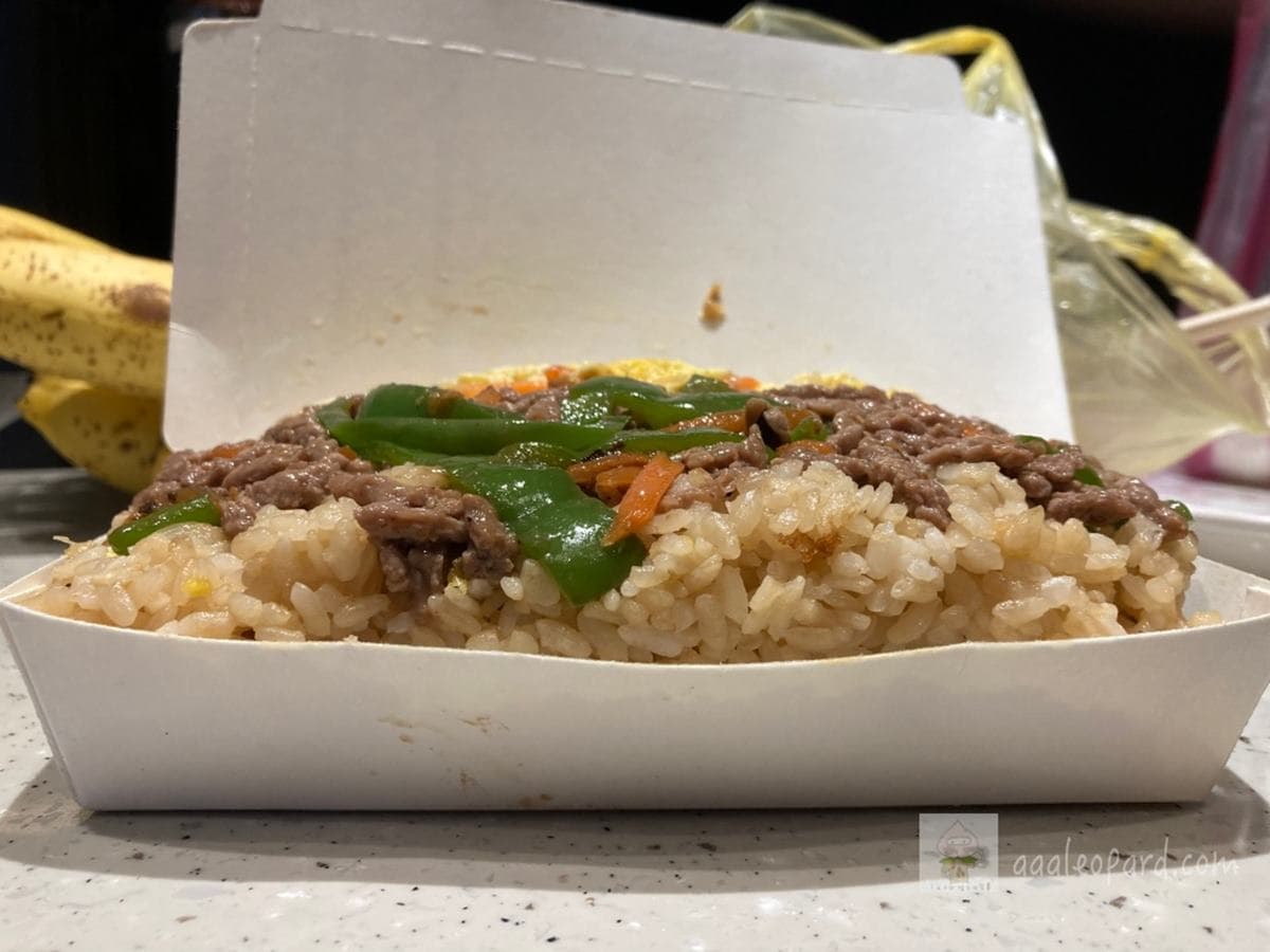 1盒抵2餐!萬華超浮誇炒飯多到滿出來,升級鮭魚蝦仁只要10元 1盒抵2餐!萬華超浮誇炒飯多到滿出來,升級鮭魚蝦仁只要10元