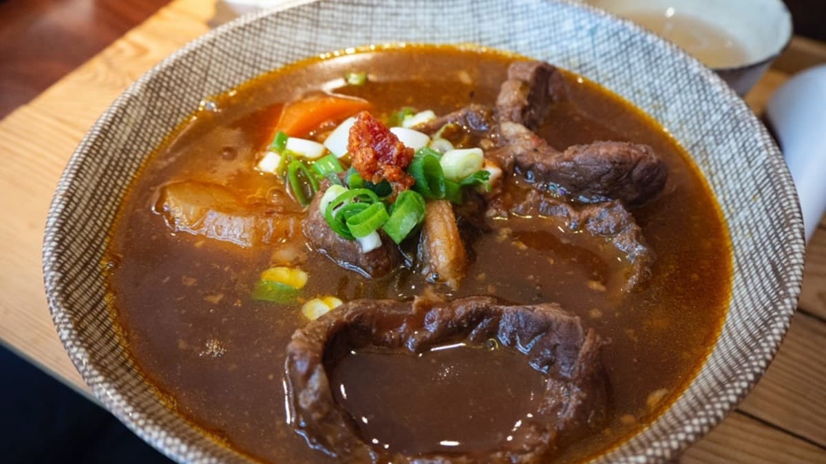 預約滿到明年!板橋神祕牛肉麵店每日限賣30碗,軟嫩牛腱也能宅配到家