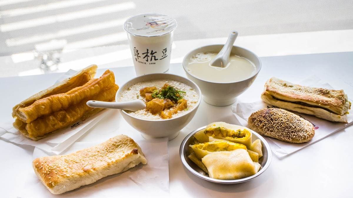 凌晨5點半就排隊!台北超夯早餐必點這7樣:豆腐花鹹豆漿、厚燒餅夾蛋、焦糖甜餅