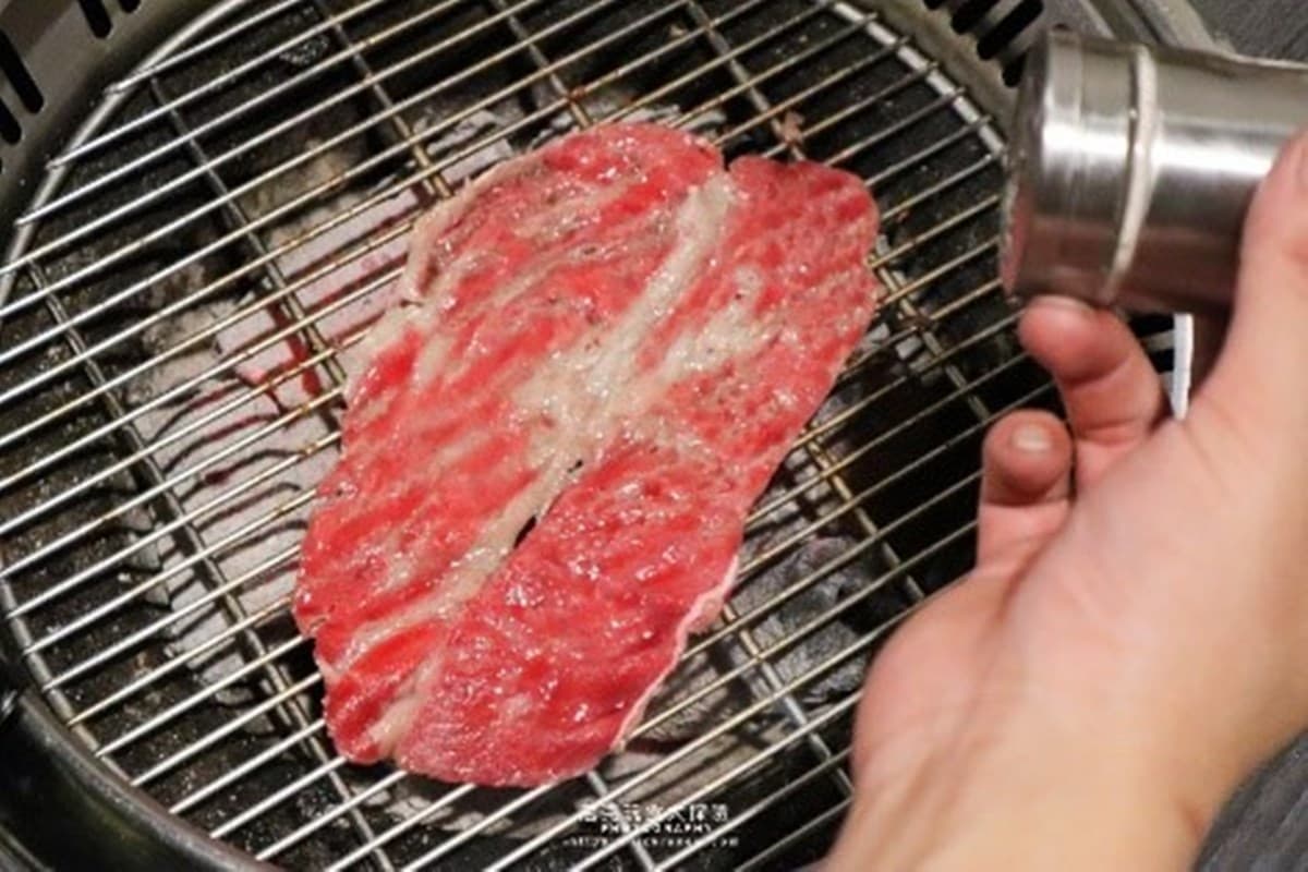 毛小孩也能用餐!台北和牛燒烤吃到飽有99樣食材,必點「海賊王」、天使紅蝦嗑到爽 毛小孩也能用餐!台北和牛燒烤吃到飽有99樣食材,必點「海賊王」、天使紅蝦嗑到爽