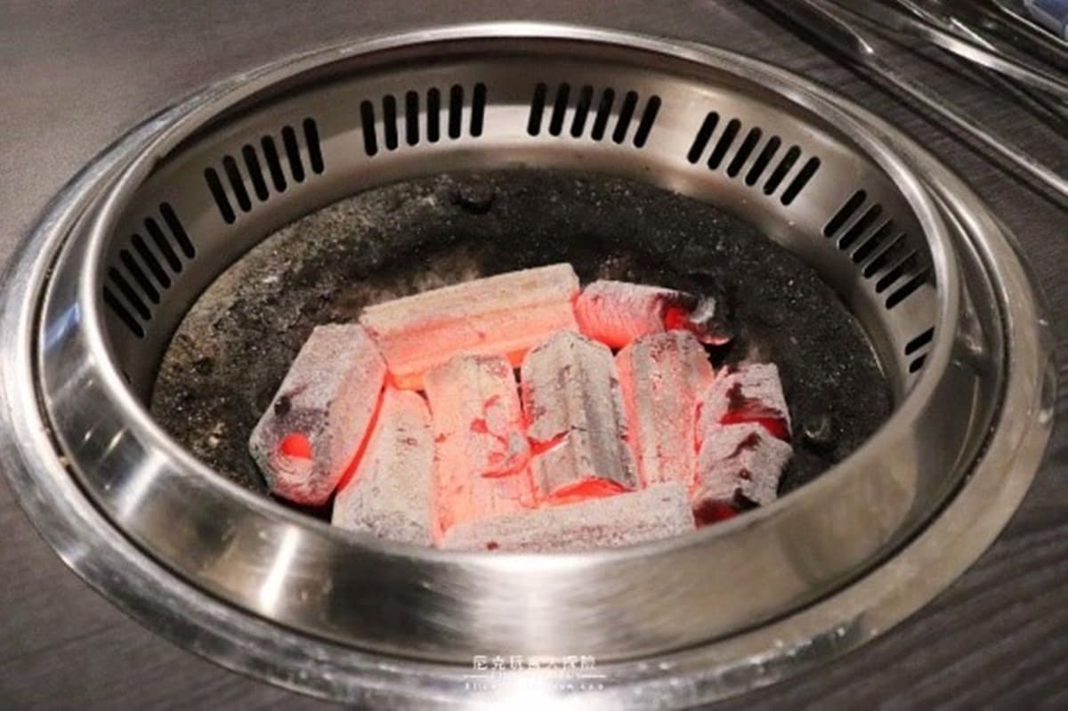 毛小孩也能用餐!台北和牛燒烤吃到飽有99樣食材,必點「海賊王」、天使紅蝦嗑到爽 毛小孩也能用餐!台北和牛燒烤吃到飽有99樣食材,必點「海賊王」、天使紅蝦嗑到爽