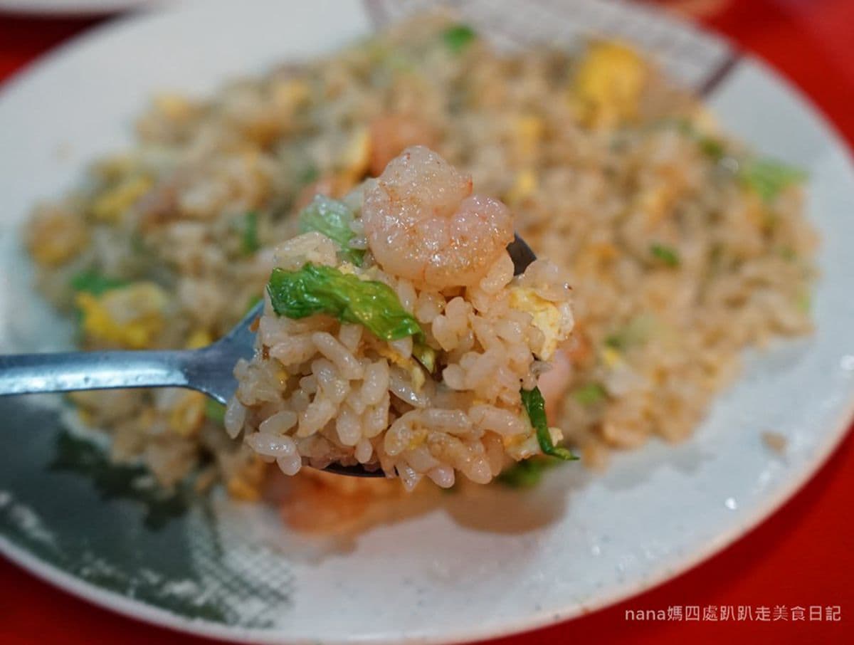 營業時間僅供參考!新莊秒殺級炒飯1盤吃得到7隻蝦仁,再加特製辣醬更夠味 營業時間僅供參考!新莊秒殺級炒飯1盤吃得到7隻蝦仁,再加特製辣醬更夠味