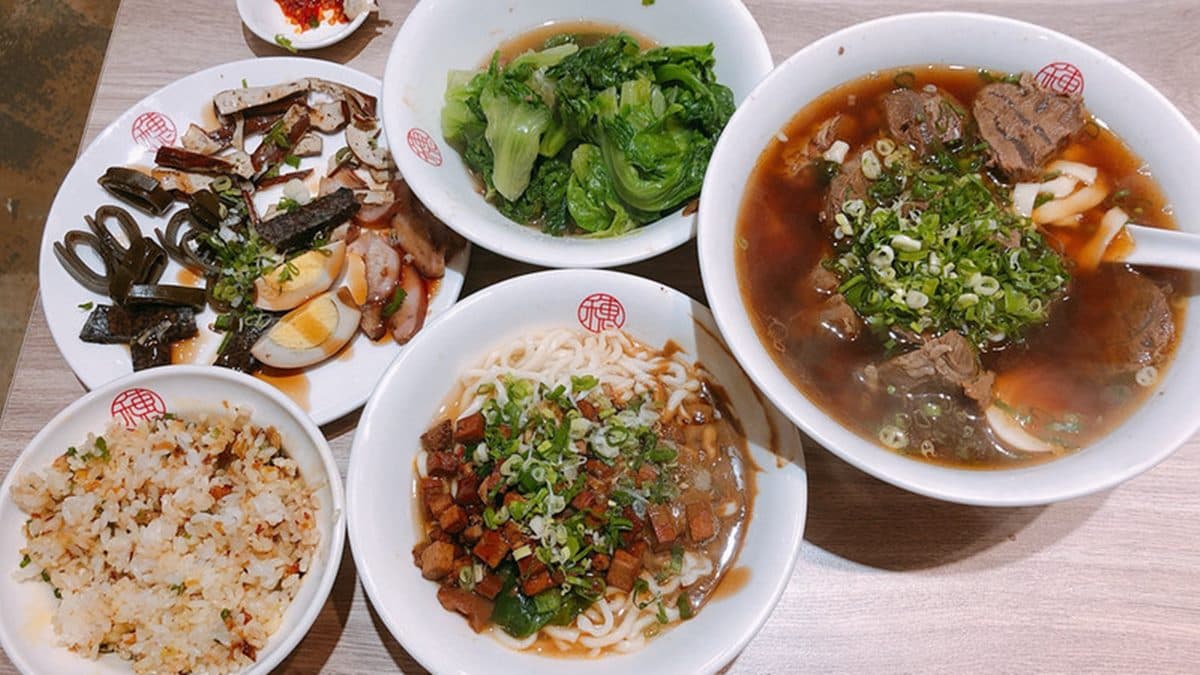肉塊鋪滿碗!板橋文青系牛肉麵客滿也要吃,招牌豬油拌飯攪蛋黃飄香