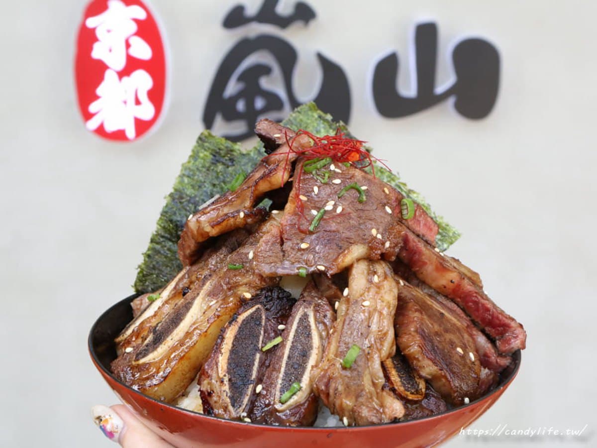 肉控會愛!台中邪惡系丼飯帶骨牛小排堆成一座山,軟嫩多汁炸牛排也必點 肉控會愛!台中邪惡系丼飯帶骨牛小排堆成一座山,軟嫩多汁炸牛排也必點