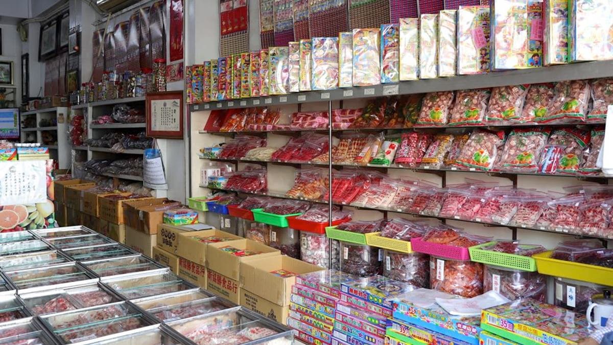 70年的古早味!台南老字號柑仔店蜜餞1包50元,回憶殺抽抽樂、巧克力豆也都有 70年的古早味!台南老字號柑仔店蜜餞1包50元,回憶殺抽抽樂、巧克力豆也都有