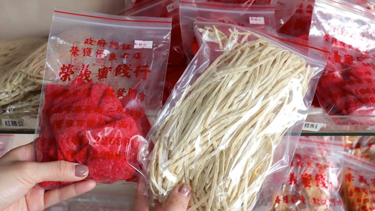 70年的古早味!台南老字號柑仔店蜜餞1包50元,回憶殺抽抽樂、巧克力豆也都有 70年的古早味!台南老字號柑仔店蜜餞1包50元,回憶殺抽抽樂、巧克力豆也都有