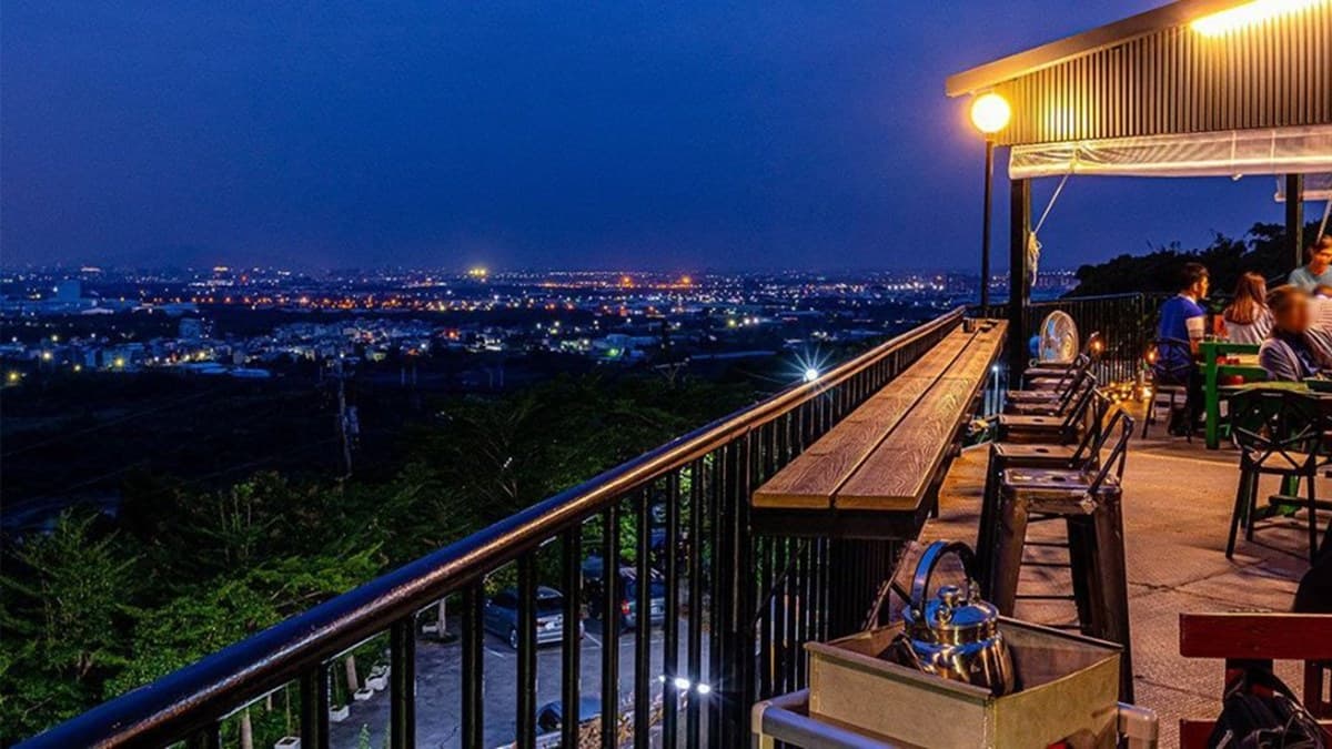小崗山夜景第一排!高雄不限時景觀餐廳180度視野看到飽,必吃獨家酥皮甕仔雞 小崗山夜景第一排!高雄不限時景觀餐廳180度視野看到飽,必吃獨家酥皮甕仔雞