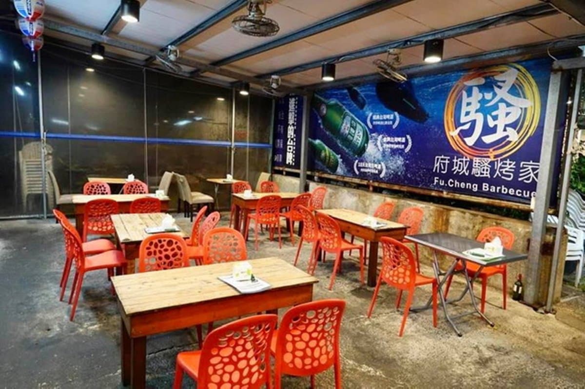 不只有傳統小吃!台南超狂烤龍蝦1隻只要600元,滿滿膏黃烤螃蟹隱藏版吃法更邪惡 不只有傳統小吃!台南超狂烤龍蝦1隻只要600元,滿滿膏黃烤螃蟹隱藏版吃法更邪惡
