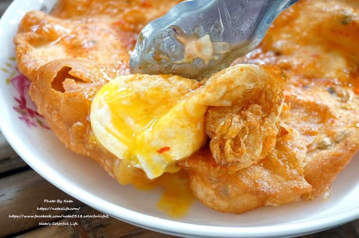 吃一份就飽!台南超夯蔥油餅包入整塊雞排或魚排,還塞入炸蛋、滿滿生菜沙拉 吃一份就飽!台南超夯蔥油餅包入整塊雞排或魚排,還塞入炸蛋、滿滿生菜沙拉
