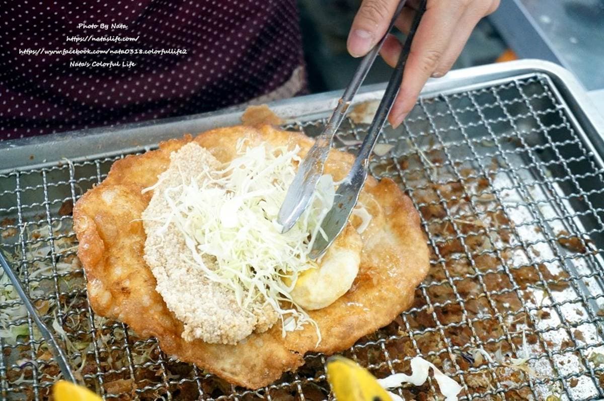 吃一份就飽!台南超夯蔥油餅包入整塊雞排或魚排,還塞入炸蛋、滿滿生菜沙拉 吃一份就飽!台南超夯蔥油餅包入整塊雞排或魚排,還塞入炸蛋、滿滿生菜沙拉