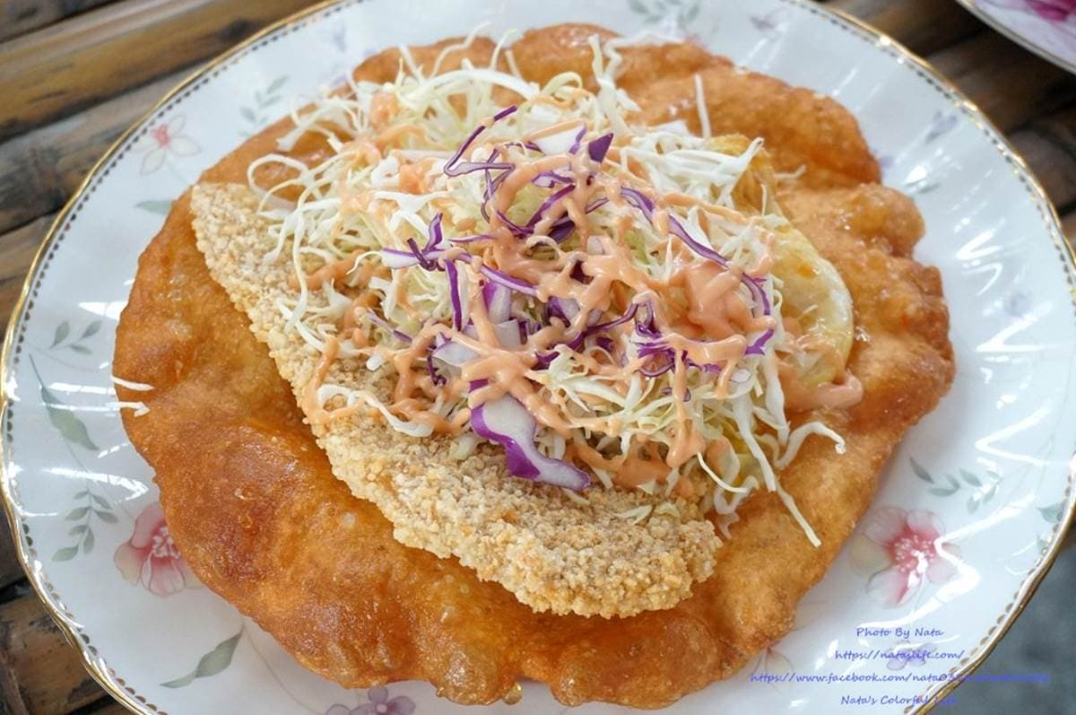 吃一份就飽!台南超夯蔥油餅包入整塊雞排或魚排,還塞入炸蛋、滿滿生菜沙拉 吃一份就飽!台南超夯蔥油餅包入整塊雞排或魚排,還塞入炸蛋、滿滿生菜沙拉
