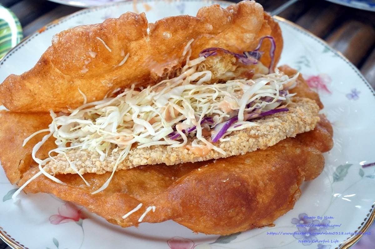 吃一份就飽!台南超夯蔥油餅包入整塊雞排或魚排,還塞入炸蛋、滿滿生菜沙拉 吃一份就飽!台南超夯蔥油餅包入整塊雞排或魚排,還塞入炸蛋、滿滿生菜沙拉