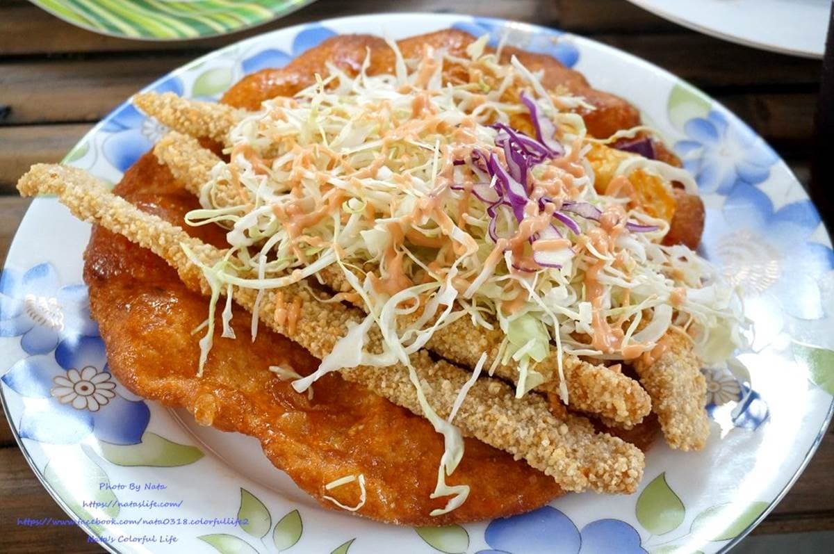 吃一份就飽!台南超夯蔥油餅包入整塊雞排或魚排,還塞入炸蛋、滿滿生菜沙拉 吃一份就飽!台南超夯蔥油餅包入整塊雞排或魚排,還塞入炸蛋、滿滿生菜沙拉