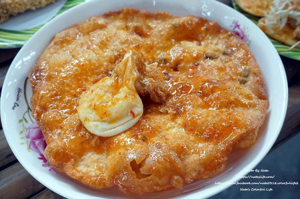 吃一份就飽!台南超夯蔥油餅包入整塊雞排或魚排,還塞入炸蛋、滿滿生菜沙拉 吃一份就飽!台南超夯蔥油餅包入整塊雞排或魚排,還塞入炸蛋、滿滿生菜沙拉