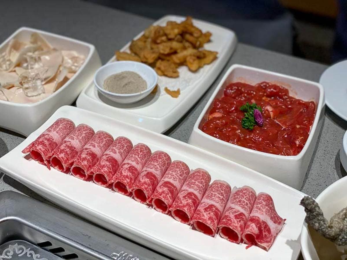 台南超有哏火鍋!四宮格湯底煮四川酥肉、豬腦花,還能看撈麵秀、變臉秀 台南超有哏火鍋!四宮格湯底煮四川酥肉、豬腦花,還能看撈麵秀、變臉秀