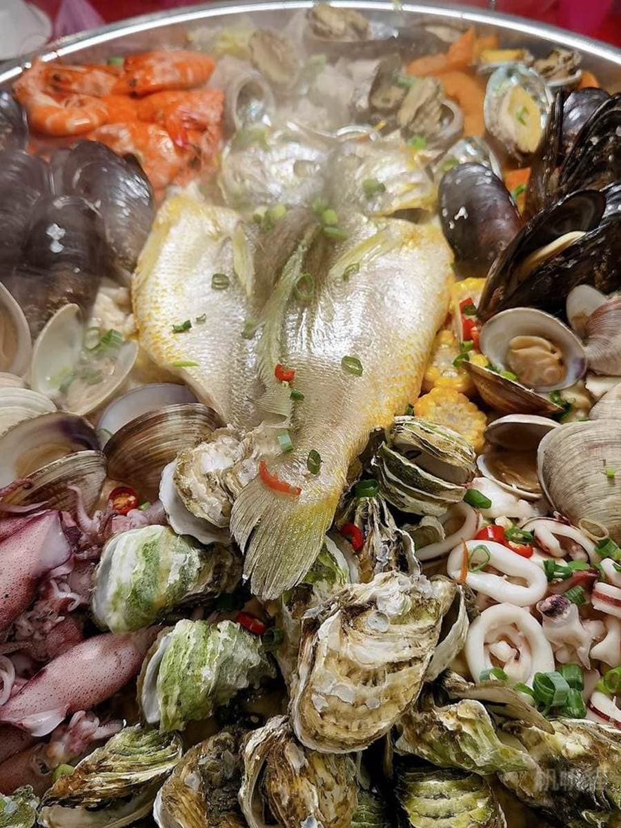 比臉盆還大!超浮誇「痛風鍋」塞滿10種海鮮,生蠔、鮑魚、牛奶貝樣樣肥美鮮甜 比臉盆還大!超浮誇「痛風鍋」塞滿10種海鮮,生蠔、鮑魚、牛奶貝樣樣肥美鮮甜