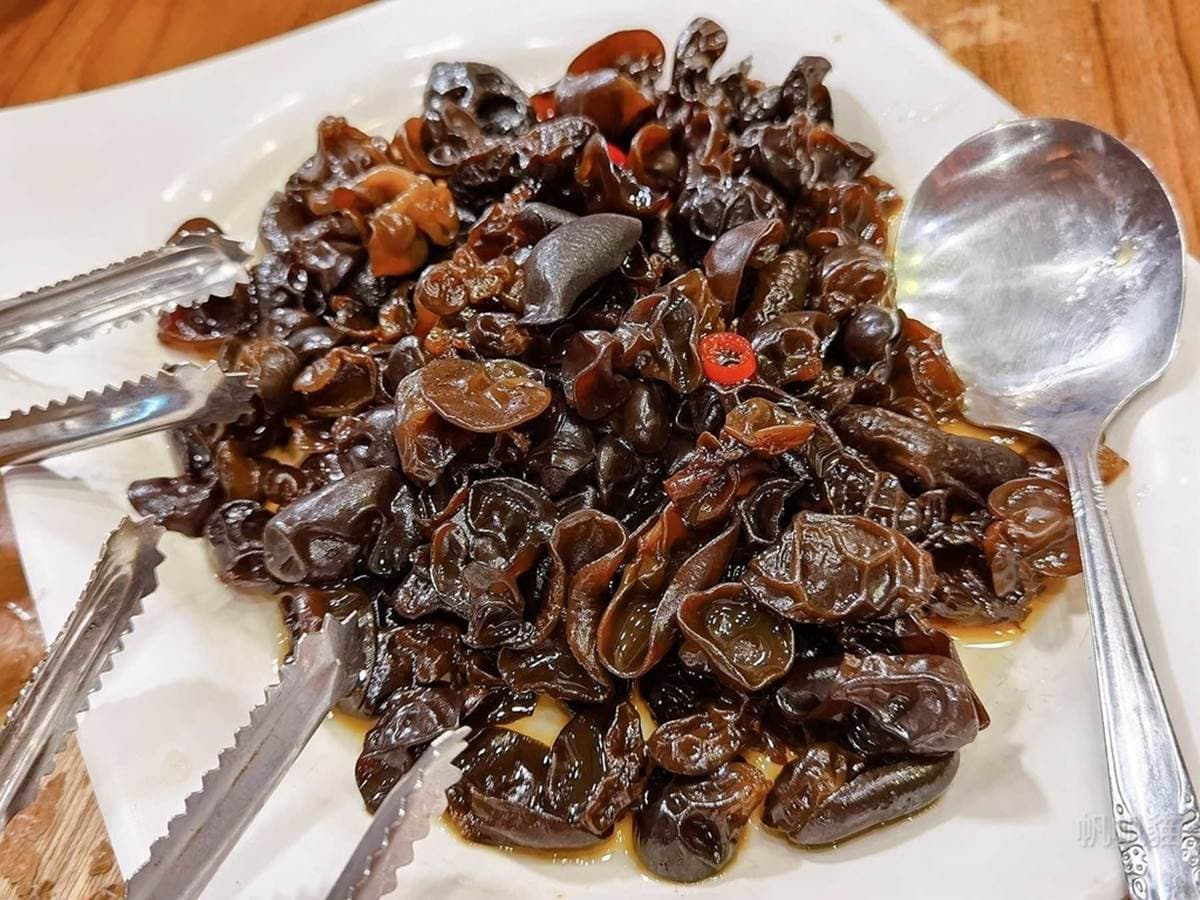 比臉盆還大!超浮誇「痛風鍋」塞滿10種海鮮,生蠔、鮑魚、牛奶貝樣樣肥美鮮甜 比臉盆還大!超浮誇「痛風鍋」塞滿10種海鮮,生蠔、鮑魚、牛奶貝樣樣肥美鮮甜