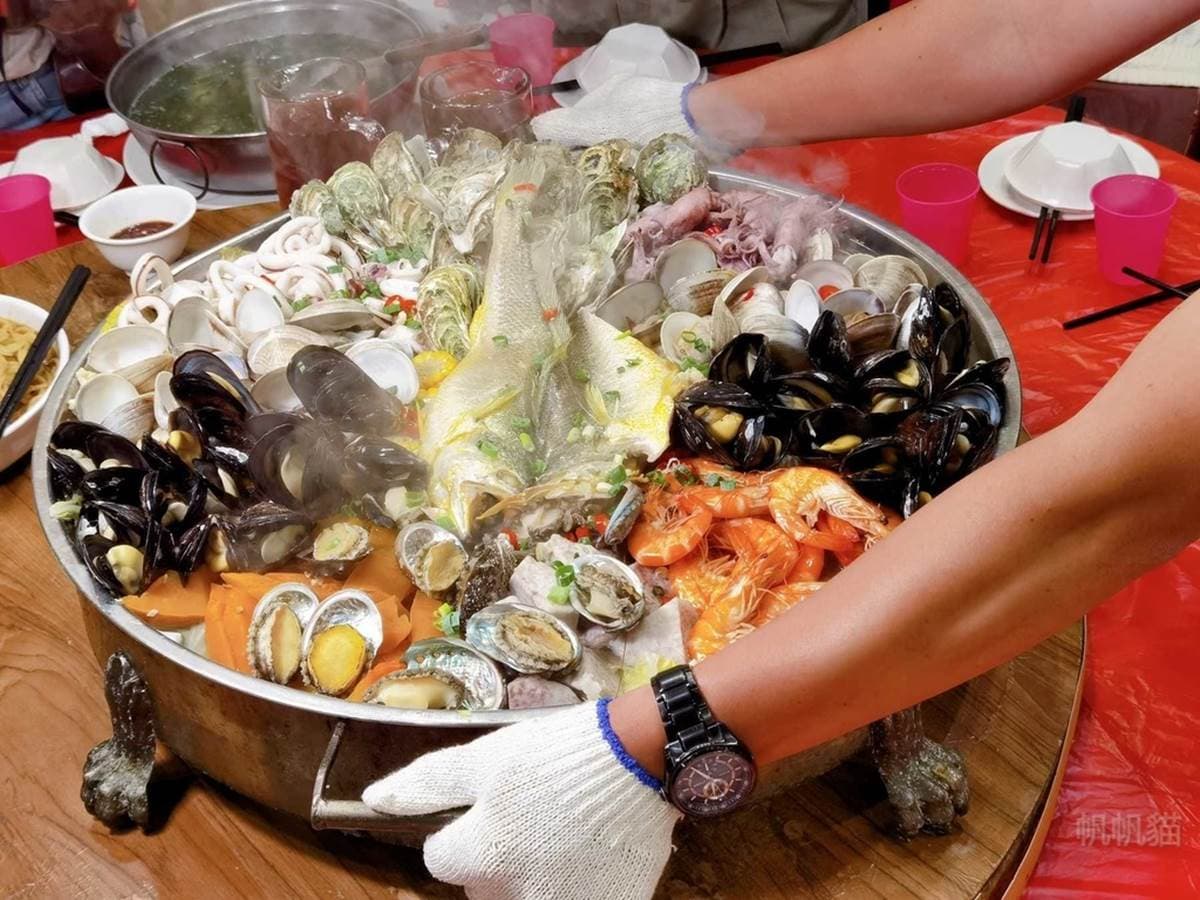 比臉盆還大!超浮誇「痛風鍋」塞滿10種海鮮,生蠔、鮑魚、牛奶貝樣樣肥美鮮甜 比臉盆還大!超浮誇「痛風鍋」塞滿10種海鮮,生蠔、鮑魚、牛奶貝樣樣肥美鮮甜